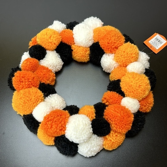 Hyde & EEK 6 LED Pumpkin Paper Lanterns Halloween Pom Wreath Indoor Decorations - Picture 8 of 14